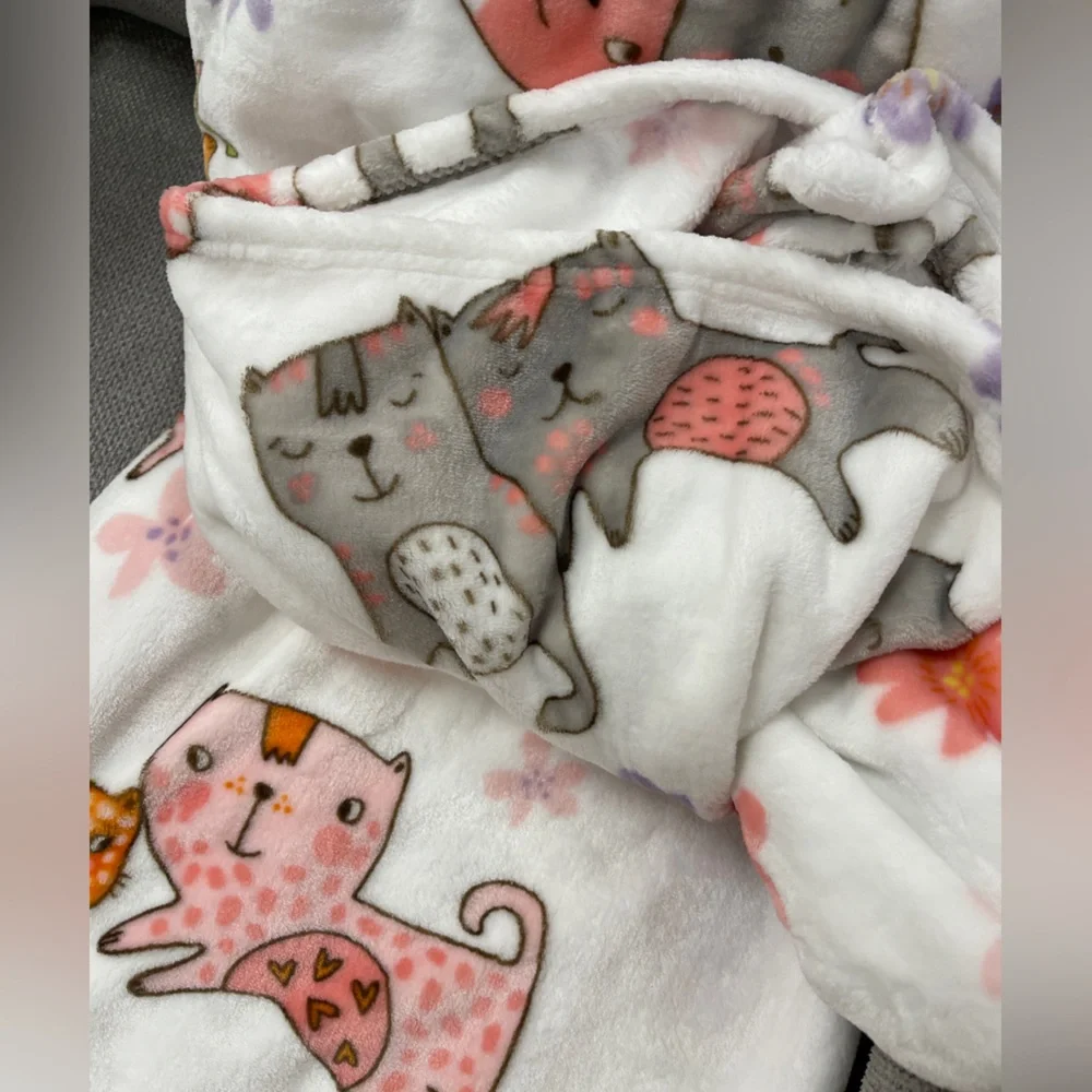Summer Cats & Flowers Pink, White, Grey and Purple Plush Throw blanket 60x70 NWT